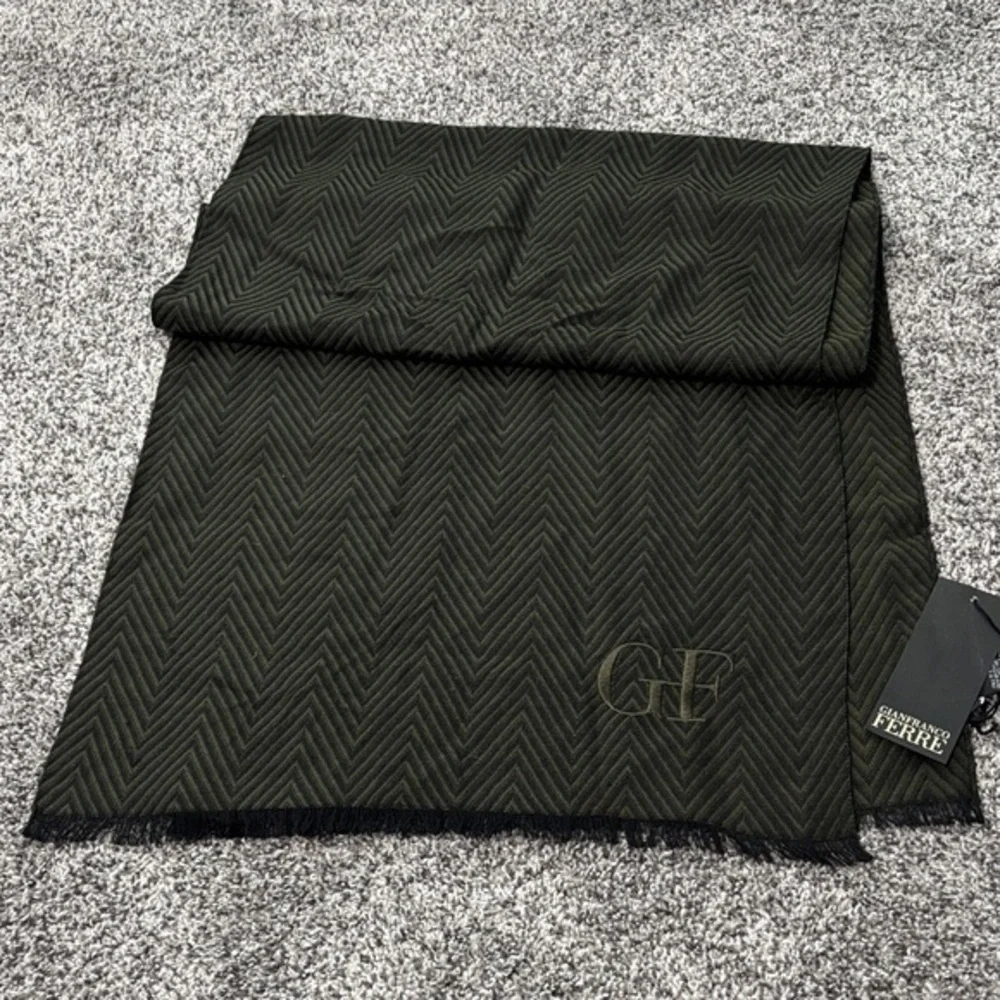 NWT Gianfranco Ferre Wool Silk Blend Wrap Chevron Print Scarf
